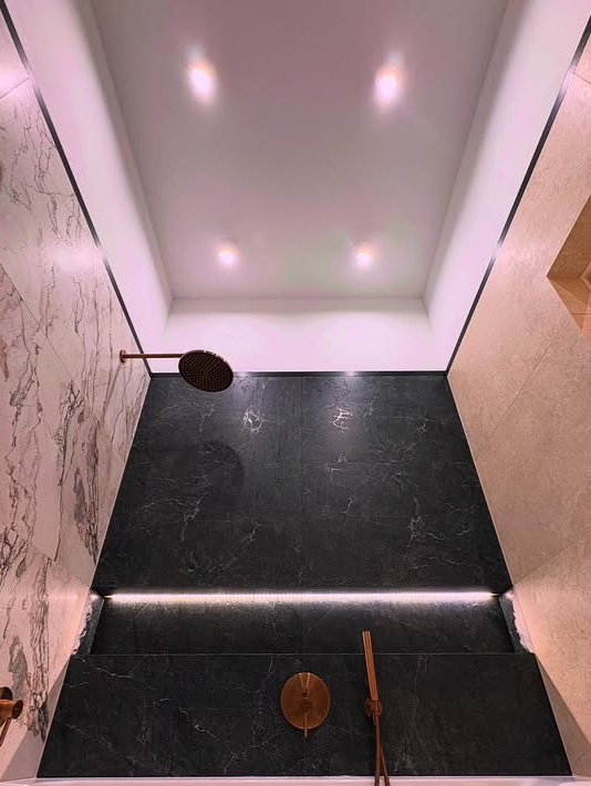 Nowoczesna strefa prysznicowa z ciemnym kamieniem