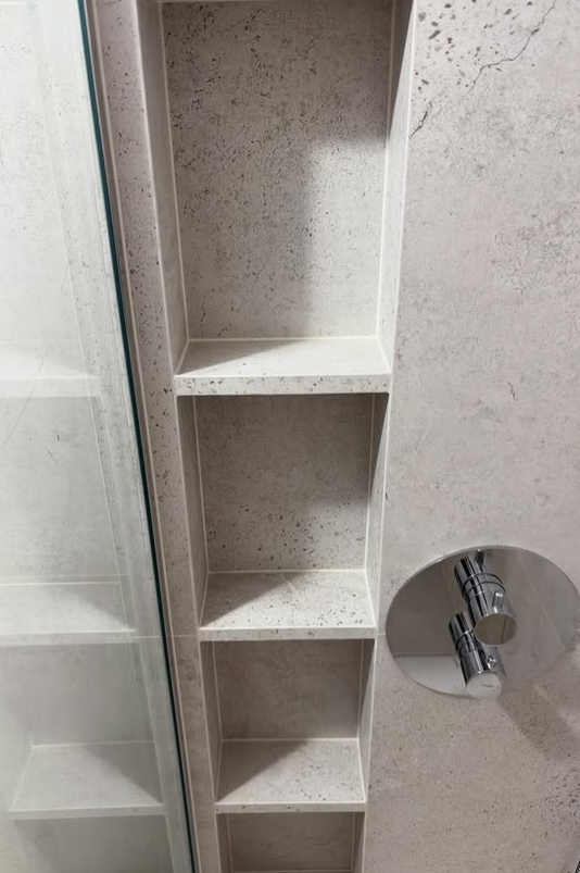 Wnęka prysznicowa z zabudowanymi półkami