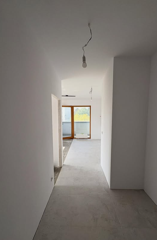 Jasne wnętrze mieszkania w trakcie wykończenia