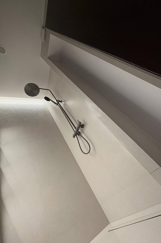 Nowoczesna łazienka z minimalistycznym prysznicem