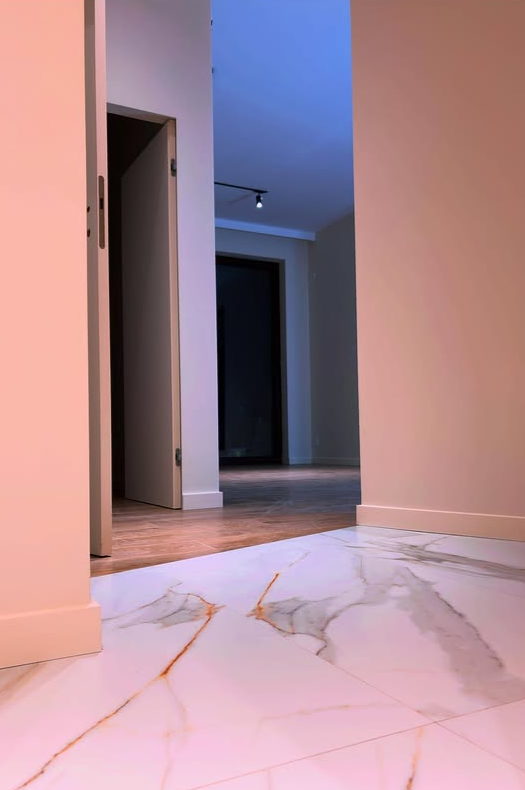 Posadzka z efektem marmuru w nowoczesnym wnętrzu