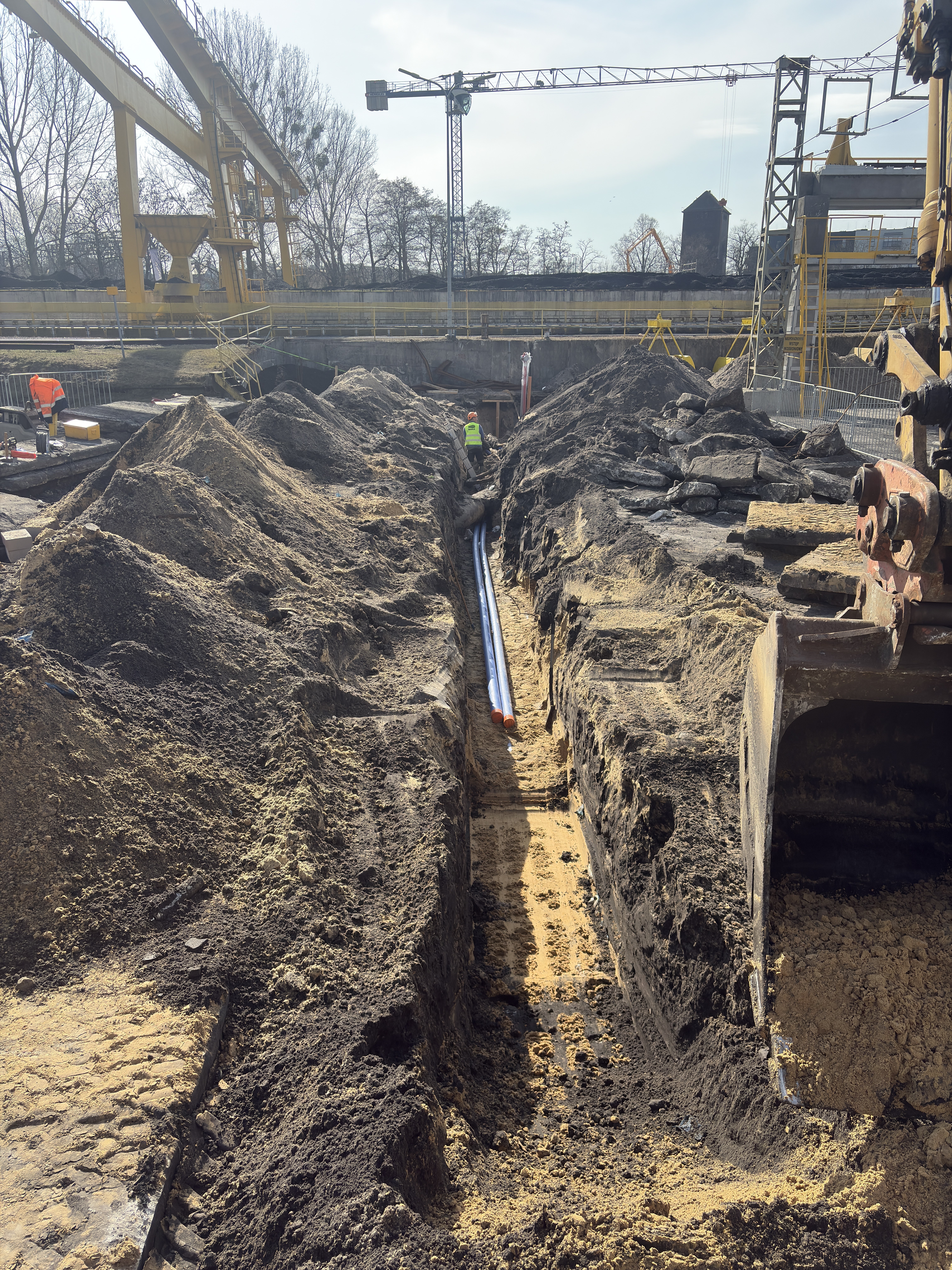 Wykop pod sieć PPOŻ i wodociąg na placu budowy